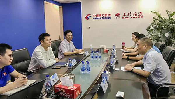 7月9日，集團(tuán)公司董事長(zhǎng)李漢東、副總經(jīng)理龔勇一行前往上航假期國(guó)際旅行社總部，拜訪上航假期總經(jīng)理靳黎軍，雙方就下一步開展更加深入的合作進(jìn)行了洽談。市場(chǎng)營(yíng)銷部、經(jīng)營(yíng)管理部相關(guān)負(fù)責(zé)人陪同參加。.png