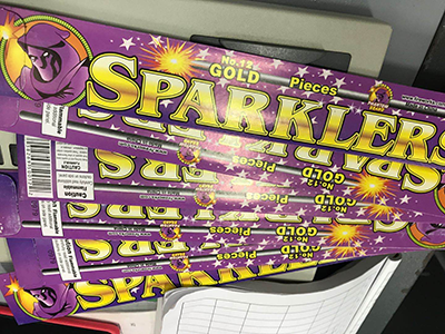 1594360105261633.png 安檢站查獲6盒煙花.png