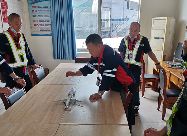 1651740848535788.jpeg 機務(wù)保障部開展?fàn)恳囀ё烂鎽?yīng)急演練.jpeg