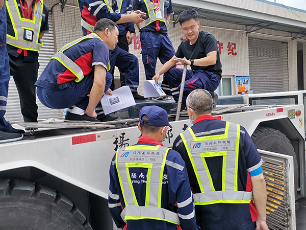 1651740908199237.jpeg 機務(wù)保障部開展?fàn)恳囀ё烂鎽?yīng)急演練2.jpeg