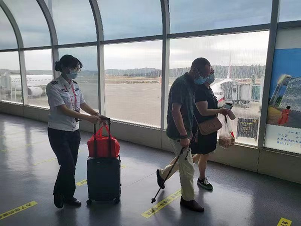 1684746276400625.png 安檢工作人員服務(wù)旅客獲好評.png