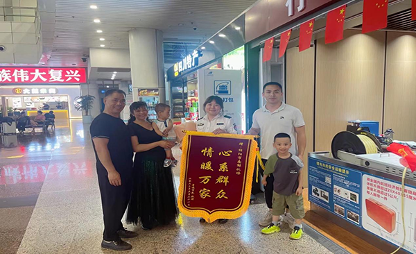 1685434900685281.png 心系群眾,情暖萬家—— 綿陽機場安檢站暖心服務獲錦旗.png