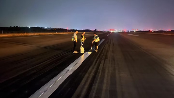 深夜，航班結(jié)束后，工作人員對跑道中心線進行復(fù)新_副本.jpg